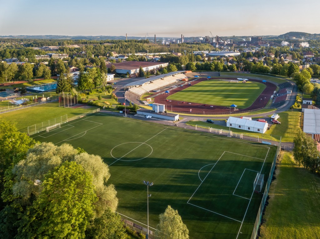 Atletický stadion a hřištěm s umělou trávou